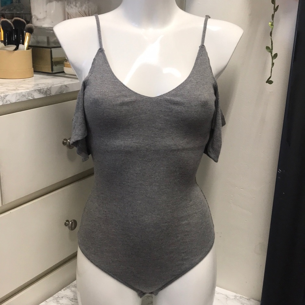 🎉🎉NWT Gray HOLLISTER V-Neck Bodysuit🎉